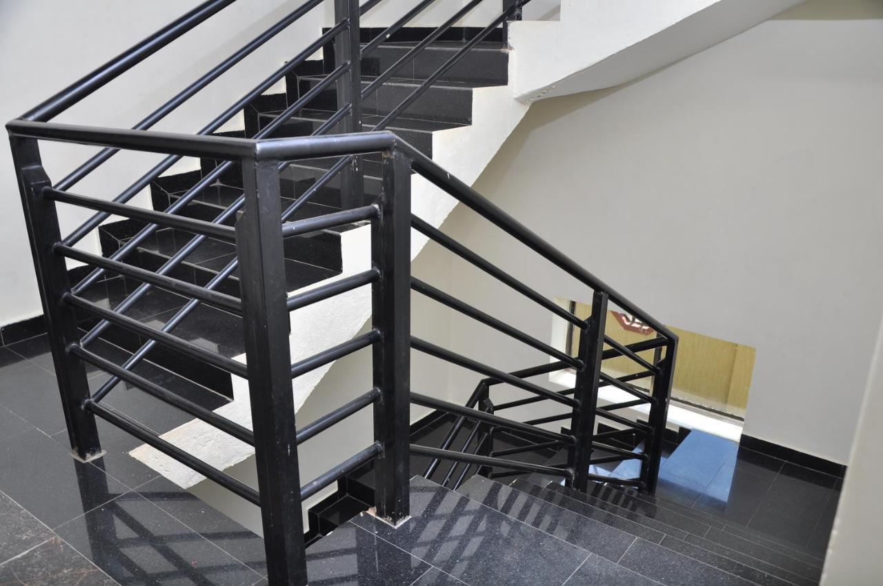 Golden View Hotel Ibanda Экстерьер фото