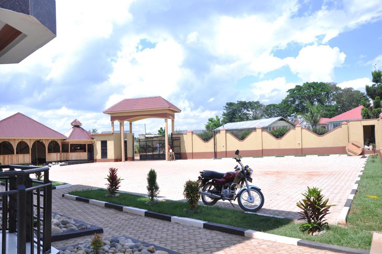 Golden View Hotel Ibanda Экстерьер фото