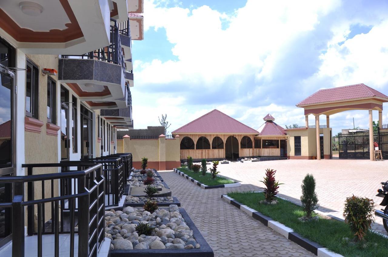 Golden View Hotel Ibanda Экстерьер фото