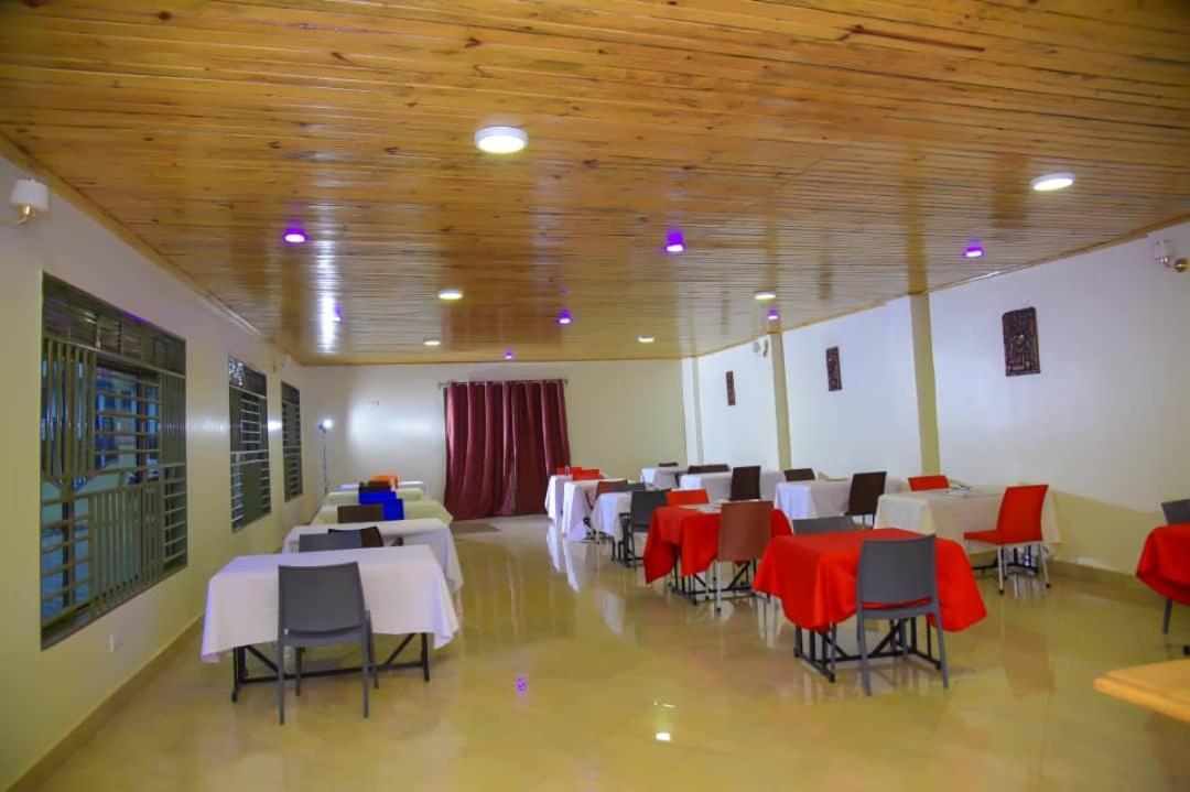 Golden View Hotel Ibanda Экстерьер фото