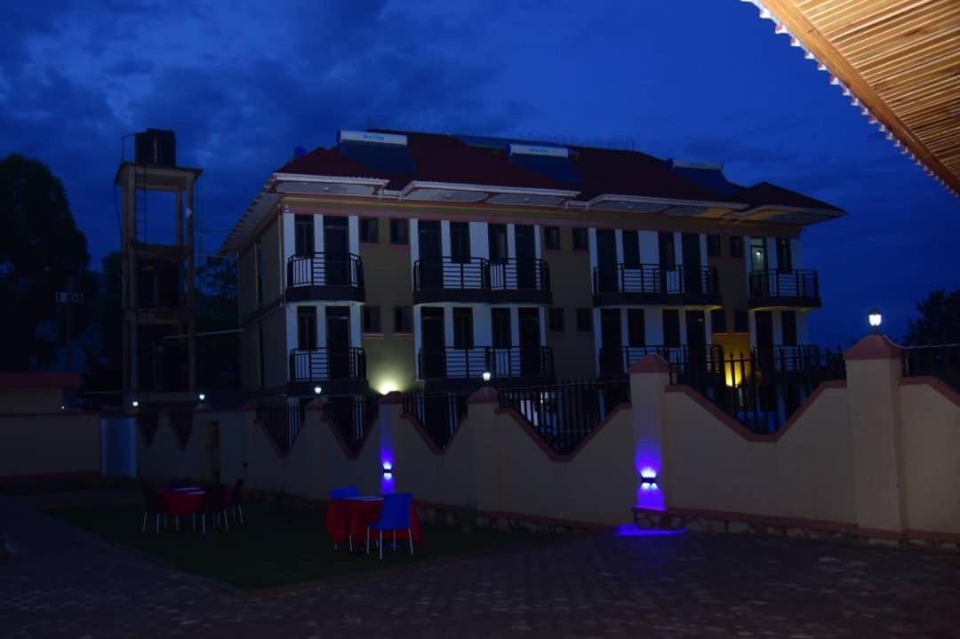 Golden View Hotel Ibanda Экстерьер фото