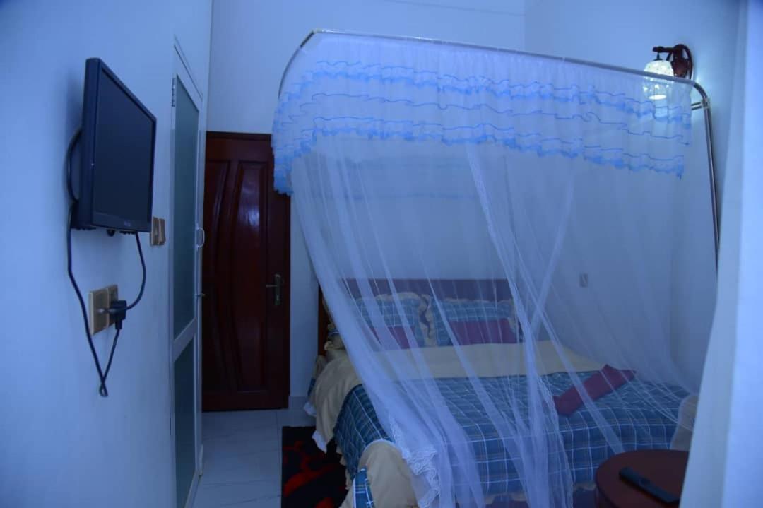 Golden View Hotel Ibanda Экстерьер фото
