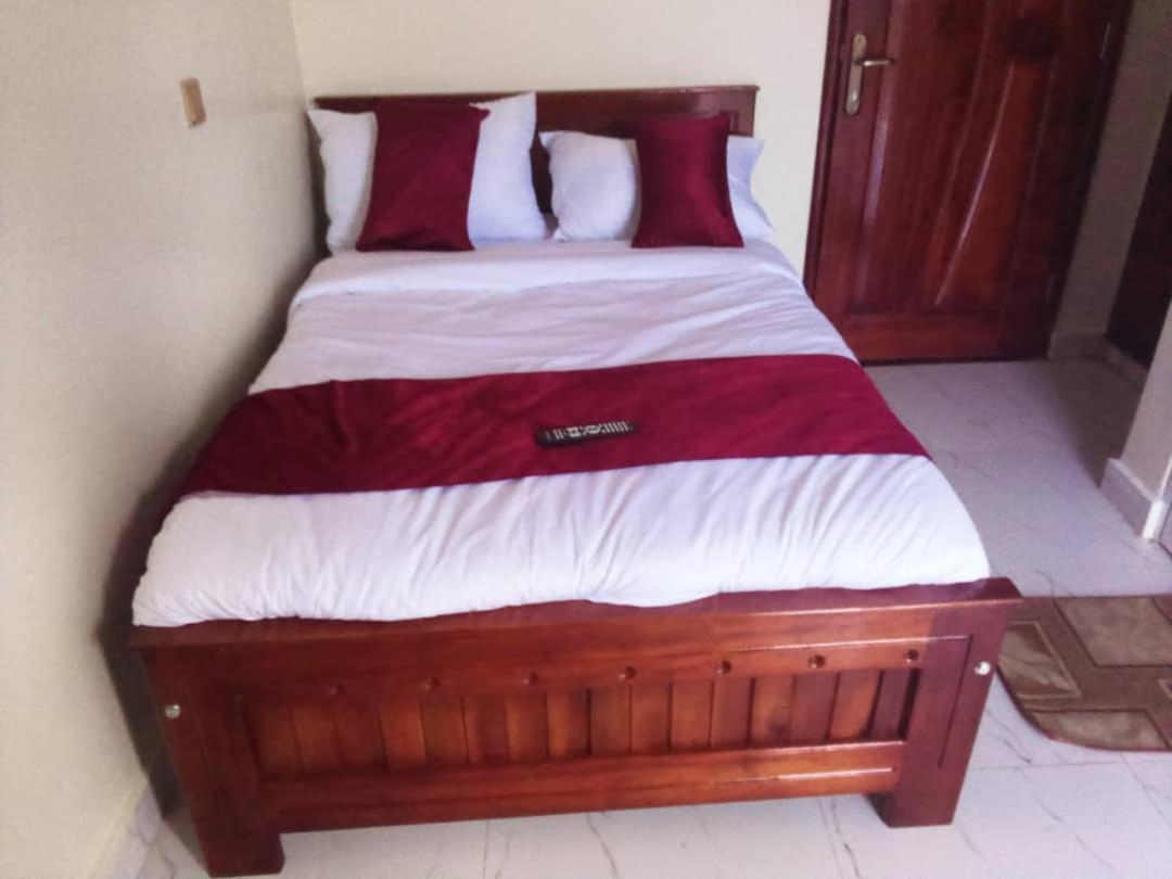 Golden View Hotel Ibanda Экстерьер фото